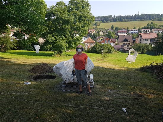 Umelecká sklárka Klárka pri práci s kameňom