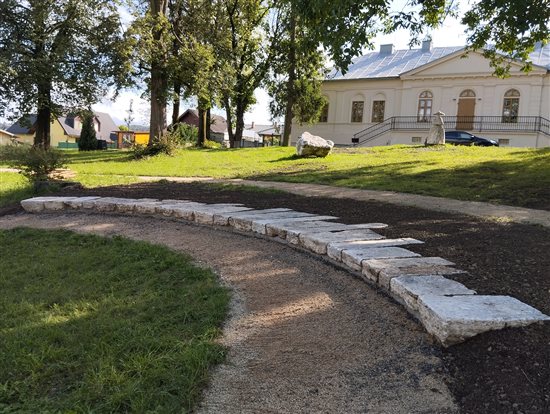36.  Práca na travertínových podsedákoch
