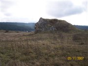 Celkový pohľad na zostatkovú kopu travertínu zo severu